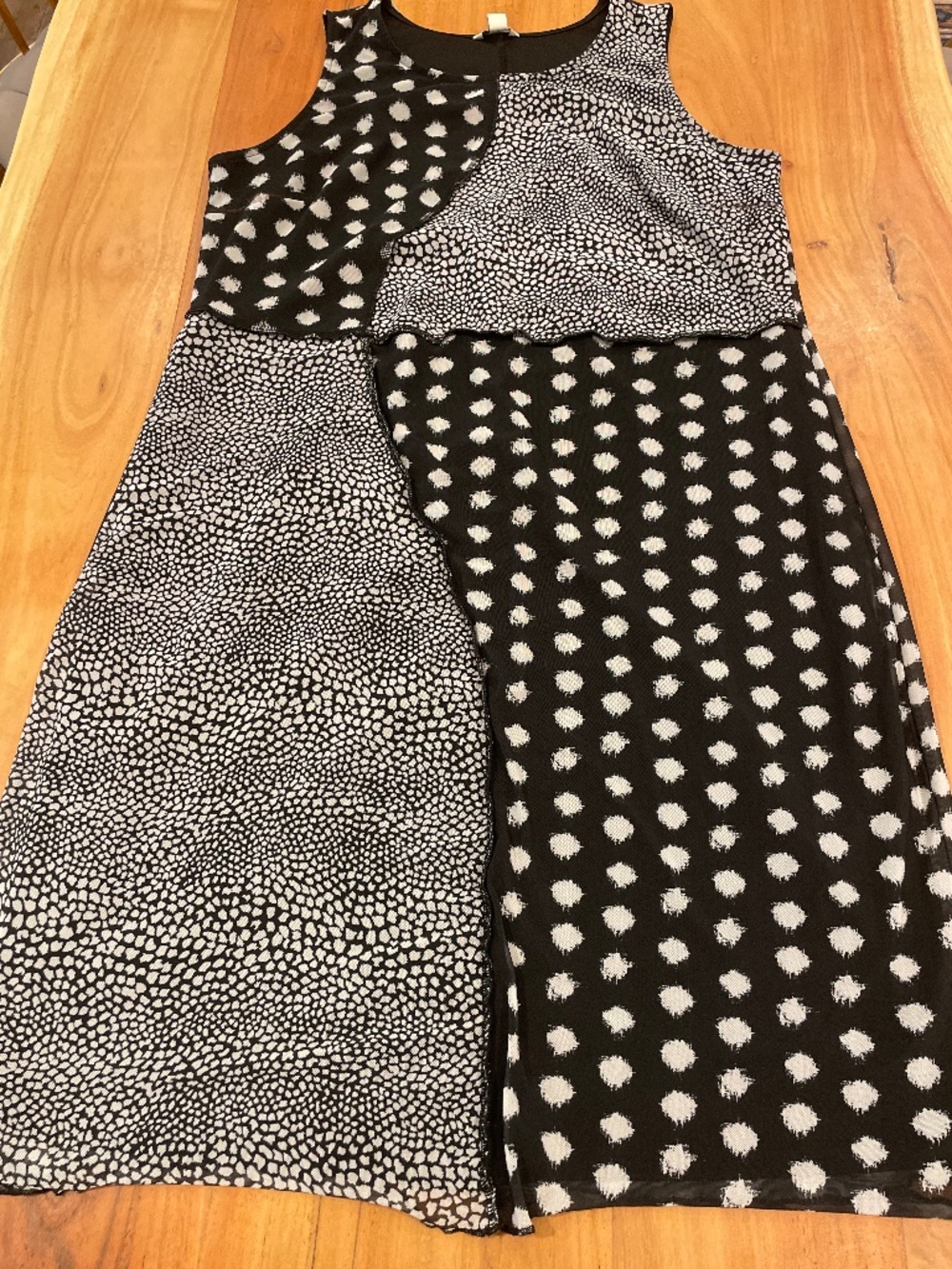 Super cute dress- for the office or a party!